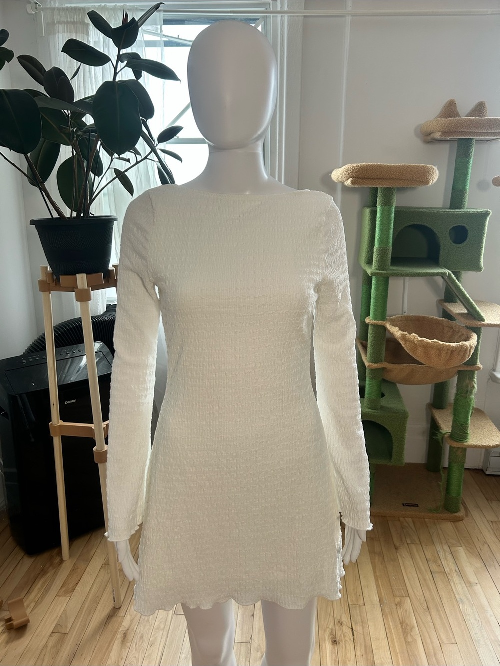 Women's Backless Dresses - Picture 5 of 5